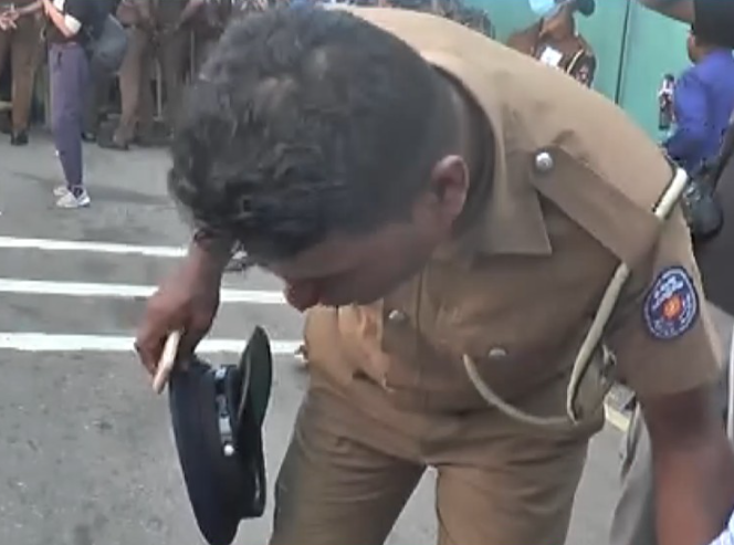 විපක්ෂයේ විරෝධතාව අතරතුර පොලිස් නිලධාරියෙක්ට ප්‍රහාරයක්