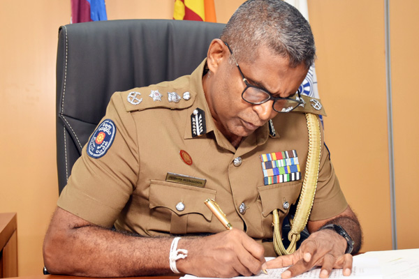 නව පොලිස්පති ධුරය ප්‍රියන්ත වීරසූරියට