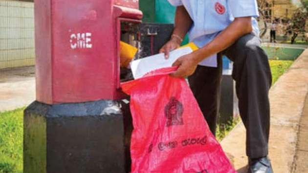 වර් ජනයකට සැරසෙන තැපැල් සේවකයින්