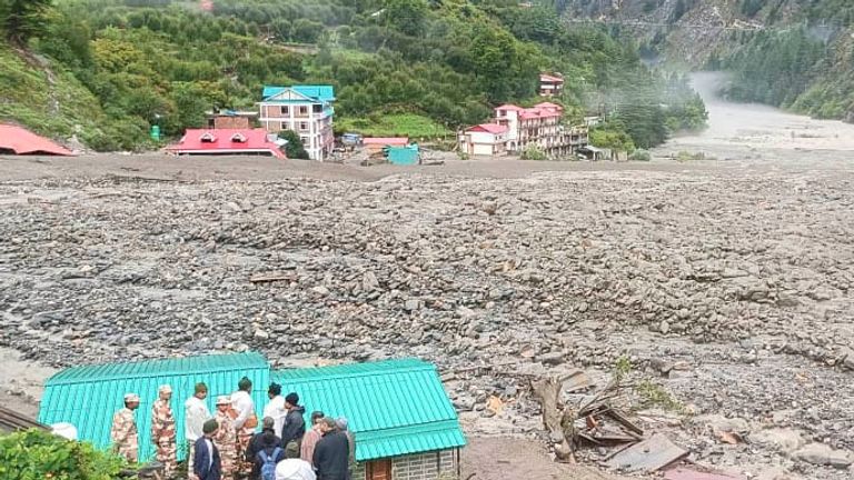 ඉන්දියාවේ ජල ගැලීම්වලින් 100කට අධික පිරිසක් ආගිය අතක් නෑ ඉන්දියාවේ ජල ගැලීම්වලින් 100කට අධික පිරිසක් ආගිය අතක් නෑ