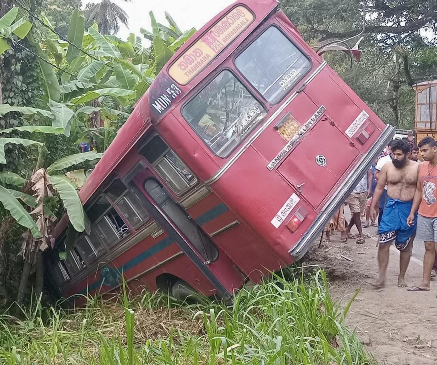 බස් දෙකක් මුහුණට මුහුණ ගැටී බිහිසුණු අනතුරක් – 22කට තුවාල – රියදුරෙක් මරුට