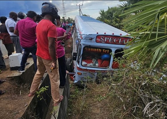 බස් රථයක් පෙරළී අයෙකු මරුට – 57ක් රෝහලට බස් රථයක් පෙරළී අයෙකු මරුට – 57ක් රෝහලට