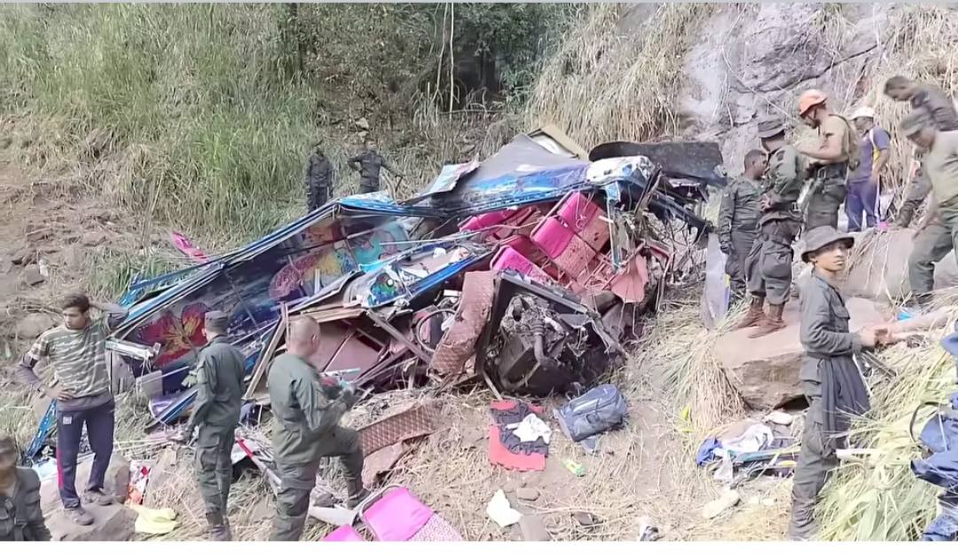 ඇල්ලේ බිහිසුණු බස් අනතුරෙන් 15ක් මරුට – ප්‍රපාතයට වැටනු බස් රථය ගොඩ ගැනීමේ මෙහෙයුම් ඇරඹෙයි