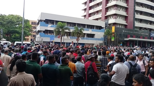 ලංවිම ප්‍රධාන කාර් යාලය ඉදිරිපිට උද්ඝෝෂණයක්