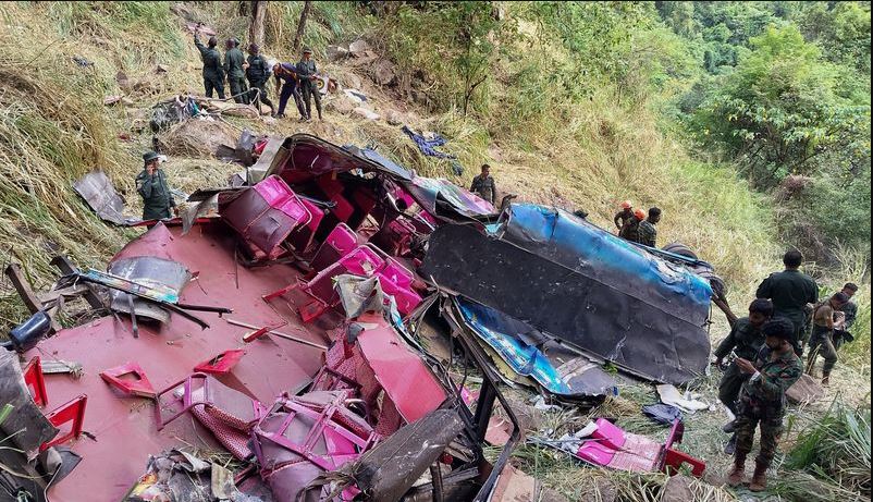 අනතුරට පත් බස් රථය පරීක්ෂාව සඳහා මෝටර් රථ ප්‍රවාහන නිලධාරීන් අද ඇල්ලට