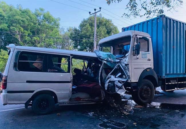 තලාවේ බිහිසුණු අනතුරක් – 4ක් මරුට