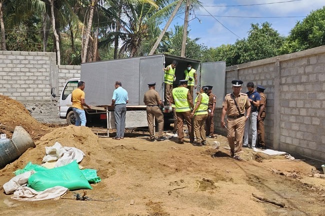 අයිස් ලොරියක හිමිකරුව රඳවාගෙන ප්‍රශ්න කරන්න අධිකරණයෙන් නියෝග