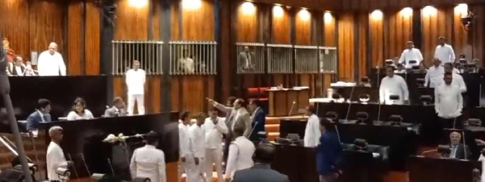 පාර් ලිමේන්තුව උණුසුම් වෙයි