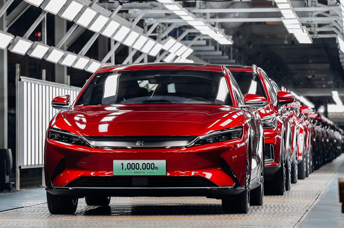 රඳවාගෙන සිටින BYD විද්‍යුත් වාහන 506ක් මුදාහැරීමට එකඟවෙයි