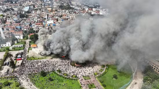 නේපාල පාර් ලිමේන්තු ගොඩනැගිල්ලකට විරෝධතාකරුවන් ගිනි තබයි