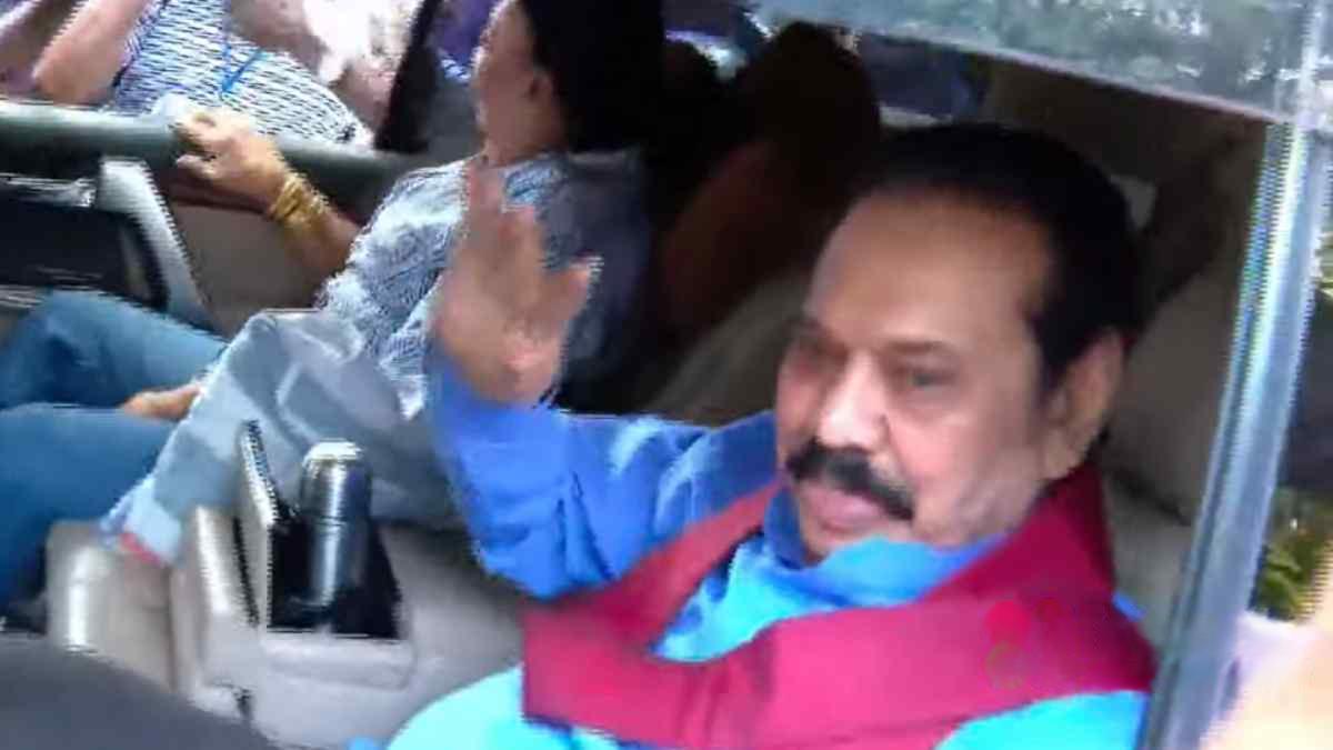 හිටපු ජනපති මහින්ද විජේරාම නිල නිවසින් පිටව යයි