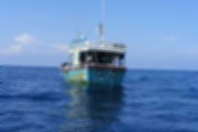 සැක කටයුතු ධීවර යාත්‍රාවක් නාවික හමුදා භාරයට