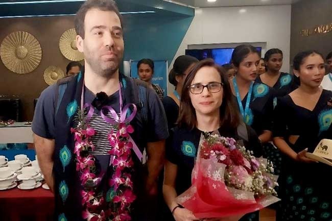 මිලියන 2කේ සංචාරක යුවළට උණුසුම් ප්‍රතිචාර