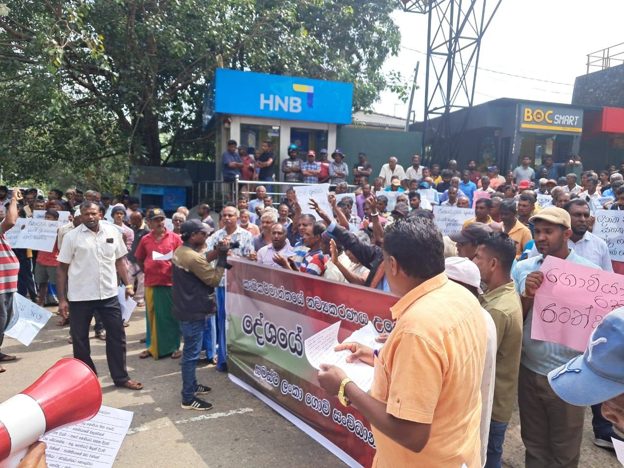 අයවැයට විරෝධය පාමින් ගොවීන් පාරට එයි