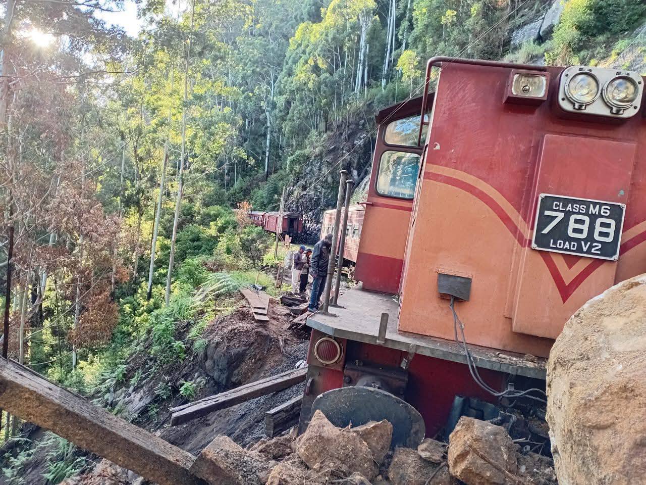 උඩරට දුම්රිය මාර් ගයේ ධාවන කටයුතු සීමාවෙයි – රාත්‍රී තැපැල් දුම්රිය පීලි පනී