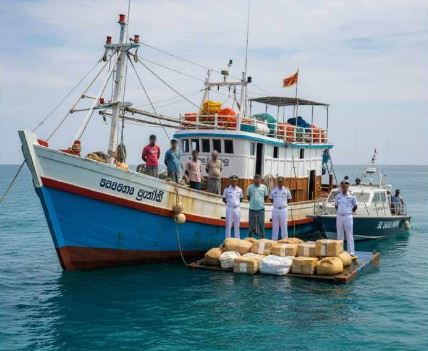 සැකකරුවන් 06 සමඟ ධිවර යාත්‍රාවක් අත්අඩංගුවට