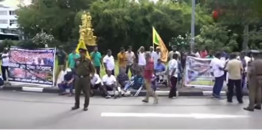 පොල්දූව මංසන්දිය උණුසුම් කළ විරෝධතාවය පොල්දූව මංසන්දිය උණුසුම් කළ විරෝධතාවය