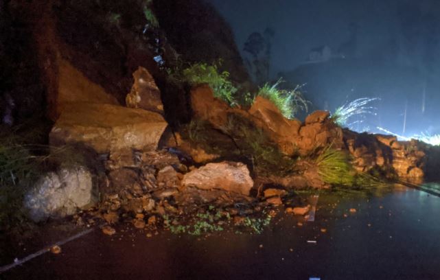 බදුල්ලේ නායයෑම් කිහිපයක් – ජිවිත 11ක් අහිමි වෙයි – 7ක් අතුරුදන් බදුල්ලේ නායයෑම් කිහිපයක් – ජිවිත 11ක් අහිමි වෙයි – 7ක් අතුරුදන්