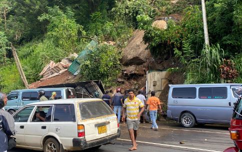 පහළ කඩුගන්නාව ප්රදේශයේදී නිවසක් හා වෙළෙඳසැලක් මතට පස් කඳු කඩාවැටීමක් පහළ කඩුගන්නාව ප්රදේශයේදී නිවසක් හා වෙළෙඳසැලක් මතට පස් කඳු කඩාවැටීමක්