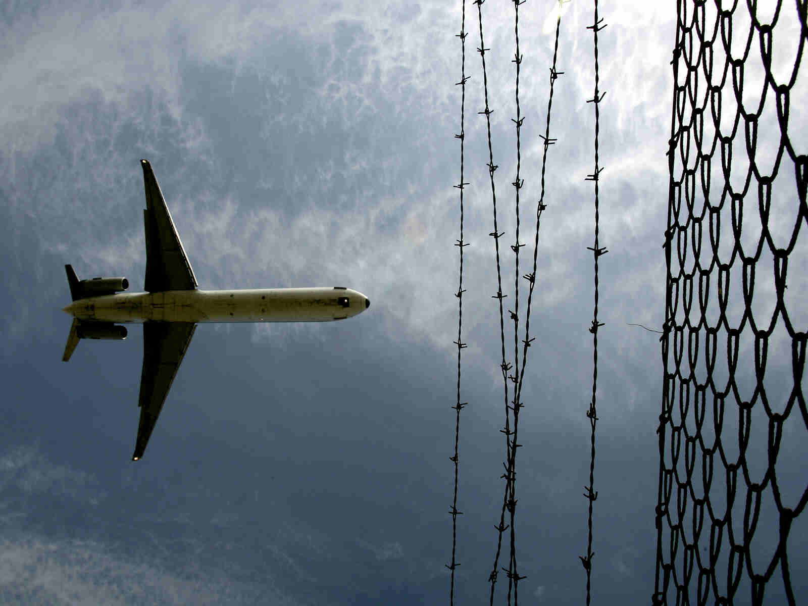 මෙරටට මානුෂීය ආධාර ලබා දීමට ඉන්දීය ගුවන් අවකාශය භාවිත කිරීමට පාකිස්ථානයට අවසර