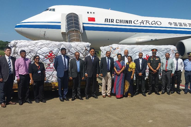 චීන ආධාර තොගයක් රැගත් ගුවන්යානයක් දිවයිනට