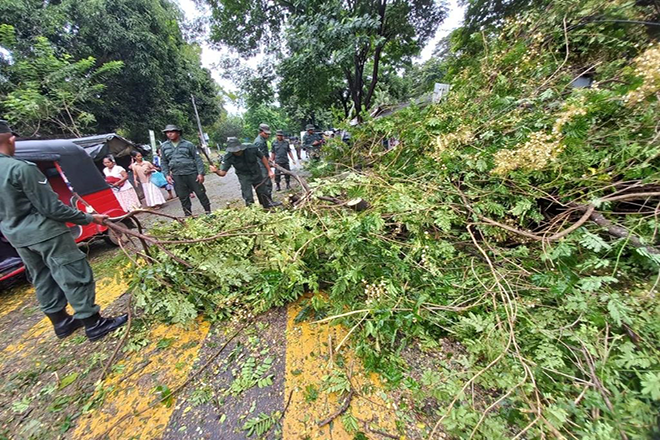 ආපදා තත්ත්වය නිසා තවදුරටත් බාධා පවතින්නේ මාර් ග 95 ක පමණයි ආපදා තත්ත්වය නිසා තවදුරටත් බාධා පවතින්නේ මාර් ග 95 ක පමණයි