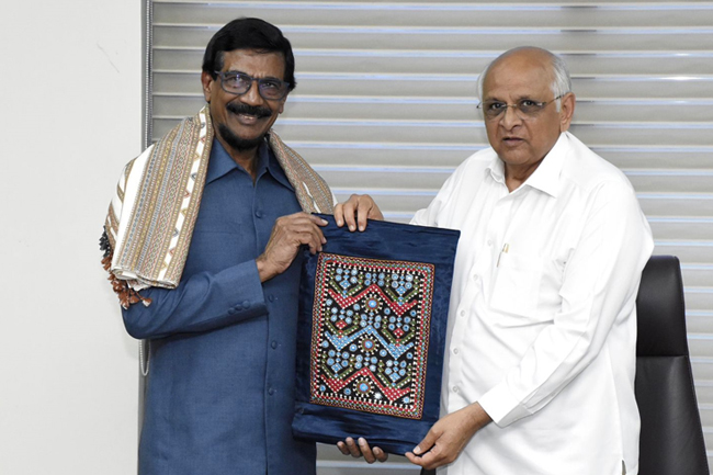 ටිල්වින් හා ගුජරාටයේ මහ ඇමති අතර හමුවක්