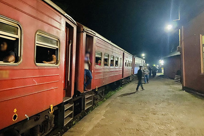 මීනගයා දුම්රිය අද සිට යළි මඩකලපුවට මීනගයා දුම්රිය අද සිට යළි මඩකලපුවට