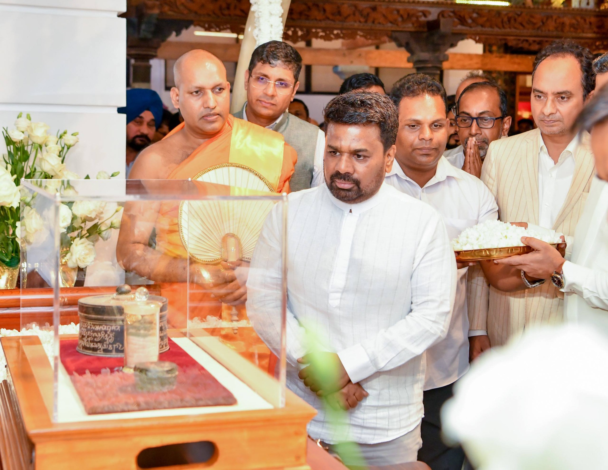 ශ්‍රී සර්වඥ ධාතූන් වහන්සේ වැඳපුදා ගැනීමට සැදැහැවතුන්ට අද සිට අවස්ථාව