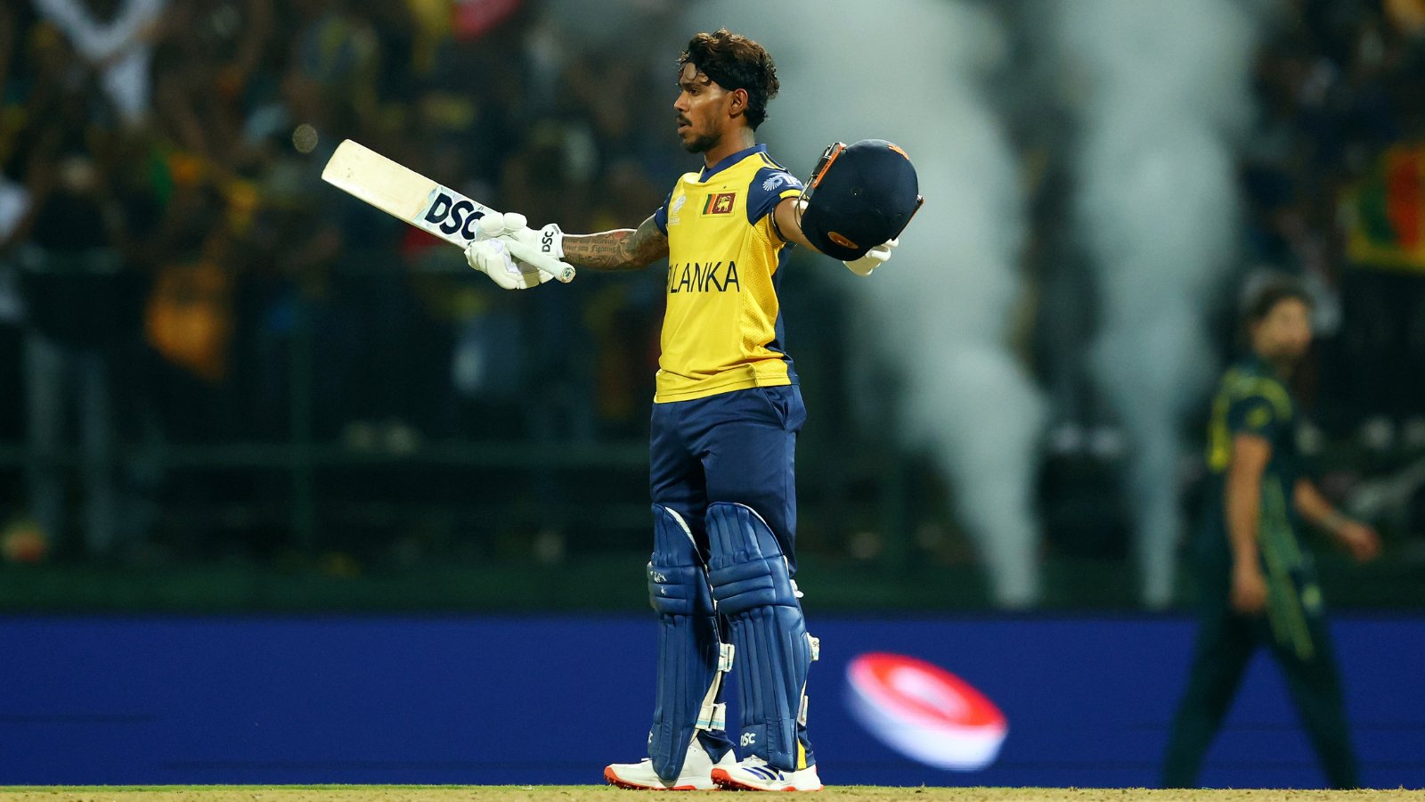 වාර් තා රැසක් තබමින් සිංහයන් කැන්ගරුවන් දන ගස්වයි