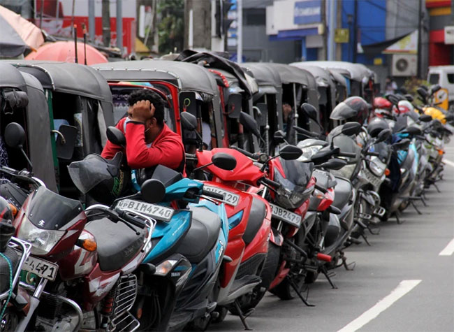 කොළඹ මාර්ගවල වාහන නතර කිරීමේ ගාස්තු අද සිට යළි අය කෙරේ