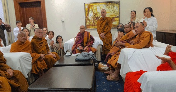 පූජ්‍ය පඤ්ඤාකර හිමි ප්‍රධාන සඟරුවන ‘ආලෝකා’ ත් කැටුව දිවයිනෙන් පිටත්ව යයි