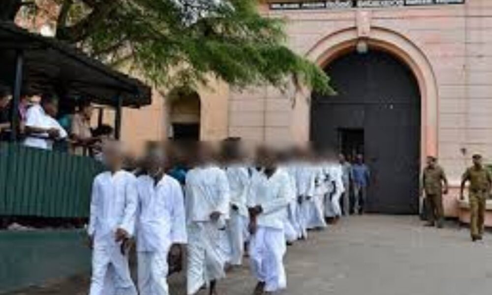 වෙසක් පොහොය වෙනුවෙන් රැඳවියන් 33 කට ජනපති සමාව